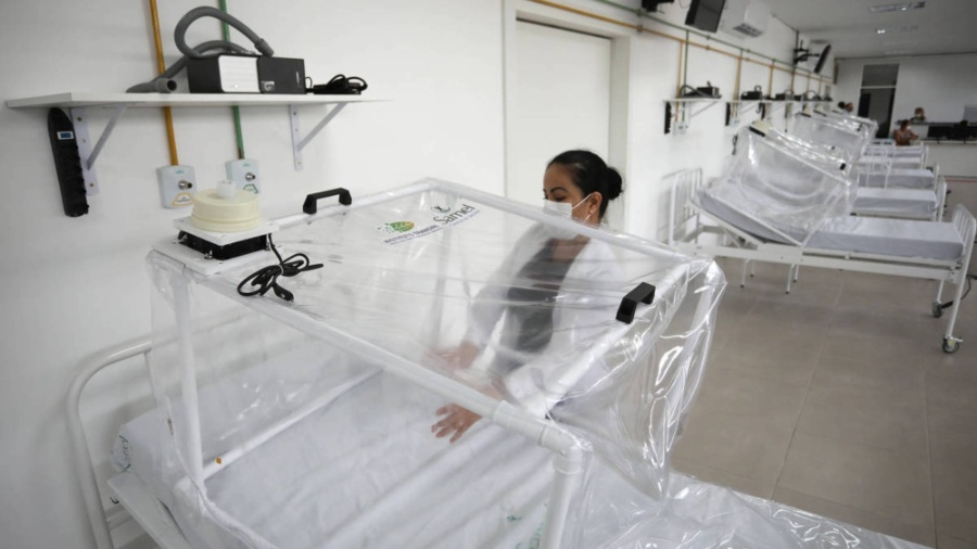 13.abr.2020 - Enfermeira prepara leito de UTI com capsula de proteção em hospital de campanha de Manaus (AM) nesta segunda-feira - Bruno Kelly - 13.abr.2020/ Reuters
