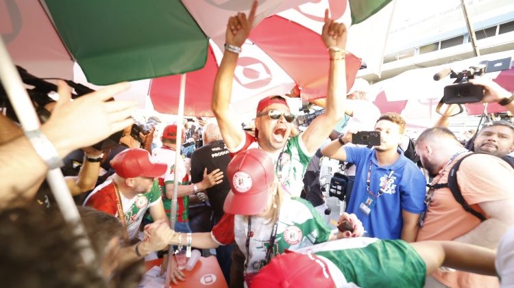 Muita festa na mesa da Mocidade Alegre, a campeã do desfile das escolas de samba de SP, no Anhembi