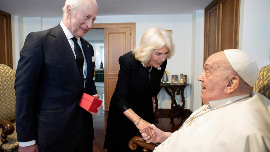 Vaticano publica foto de audiência privada do papa com o rei Charles 3º e a rainha Camila - Vaticano via Reuters