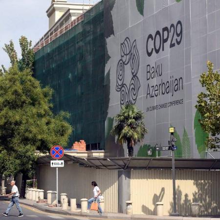 Fachada de prédio em Baku, capital do Azerbaijão, com o logotipo da COP29