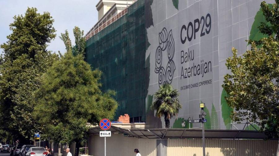 Fachada de prédio em Baku, capital do Azerbaijão, com o logotipo da COP29 - Tofik Babayev/AFP