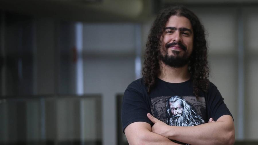 O biólogo Pirulla foi pioneiro ao criar canal de divulgação científica no Youtube em 2011 O biólogo Pirulla foi pioneiro ao criar canal de divulgação científica no Youtube em 2011