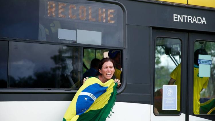 09.jan.2023 - Ônibus com manifestantes presos no QG bolsonarista em Brasília após os atos de 8/1
