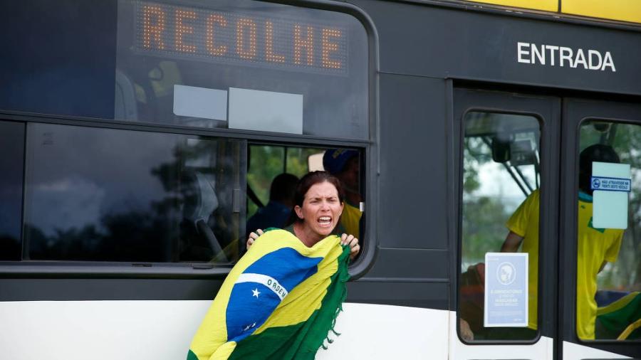 Ônibus com bolsonaristas presos no acampamento em frente ao Exército chegam à PF em Brasília - Pedro Ladeira/Folhapress