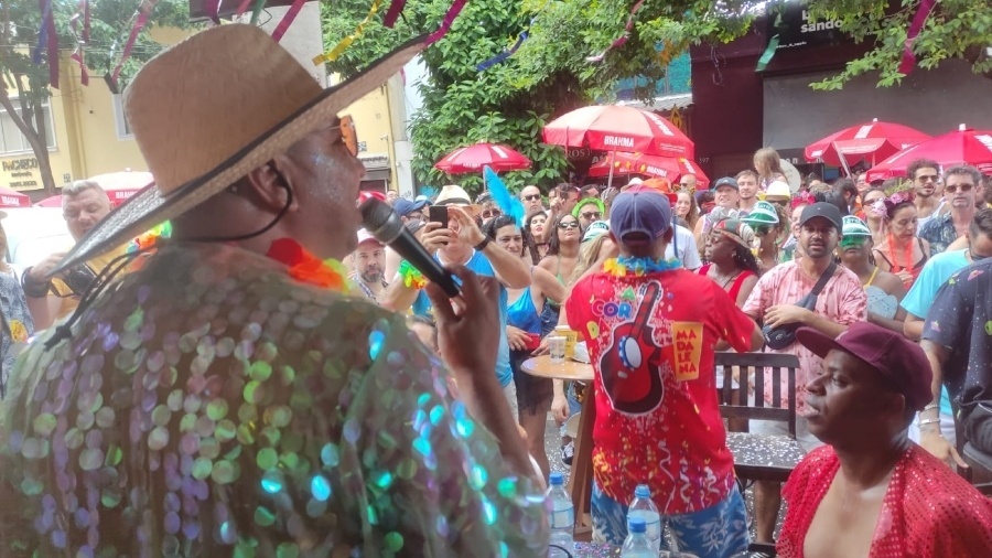 Bloco Acorda Madalena resgata Carnaval de roda de samba