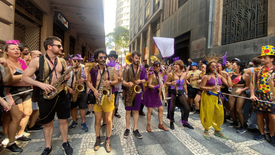 Bateria do Unidos do Swing sobe as ruas da Sé no chão, nesta segunda-feira de Carnaval (12).