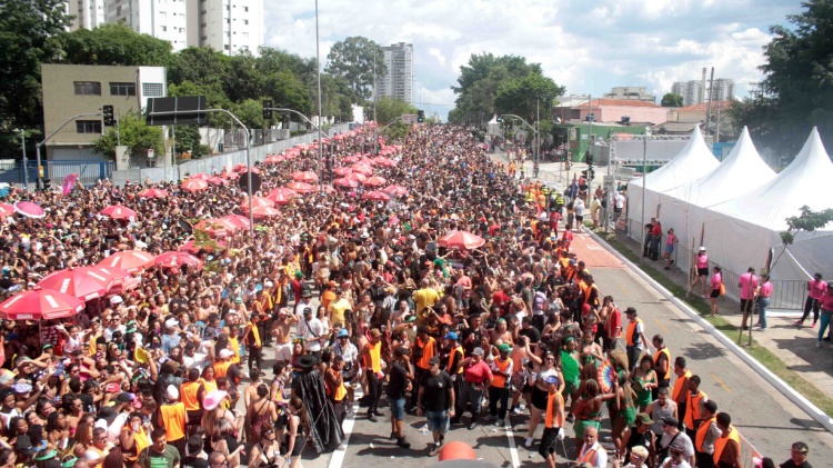 Público lota Bloco Bonde Pesadão, da Iza, em São Paulo