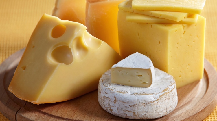 Alguns queijos têm crosta branca aveludada, devido a um mofo branco