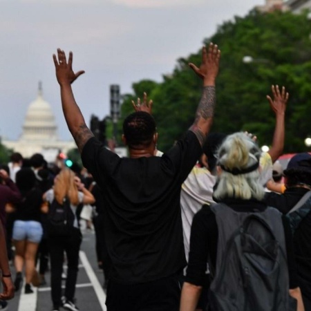 Manifestantes protestam contra a morte do segurança negro, George Floyd, em frente à Casa Branca, em Washington - Nicholas Kamm/AFP
