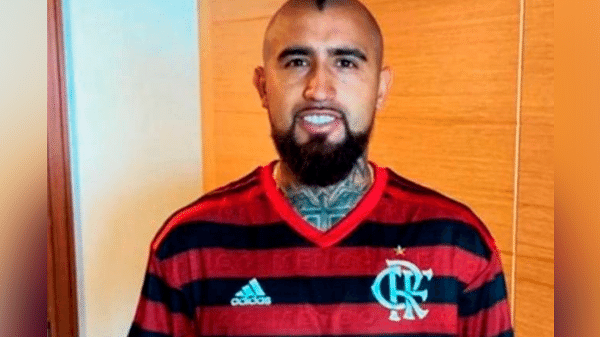 Vidal publica foto vestindo a camisa do Flamengo