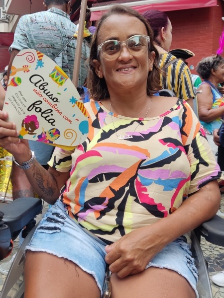Ana Paula Carvalho, cadeirante, frequenta o Bloco do Abraces