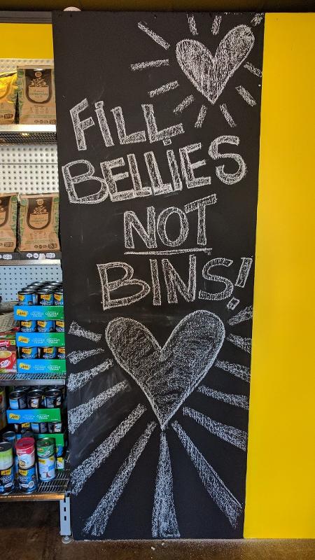 "Encha barrigas, não lixeiras", diz quadro no supermercado OzHarvest em Sidney - Reprodução/ Facebook