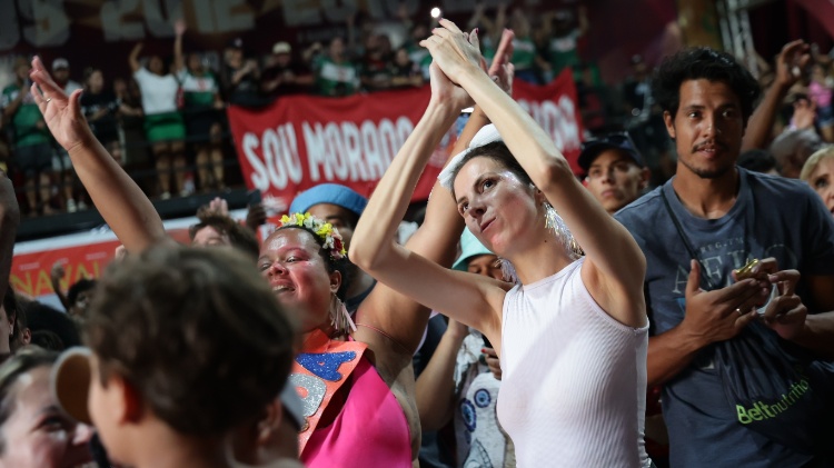 Emoção na quadra da escola de samba Mocidade Alegre, em SP