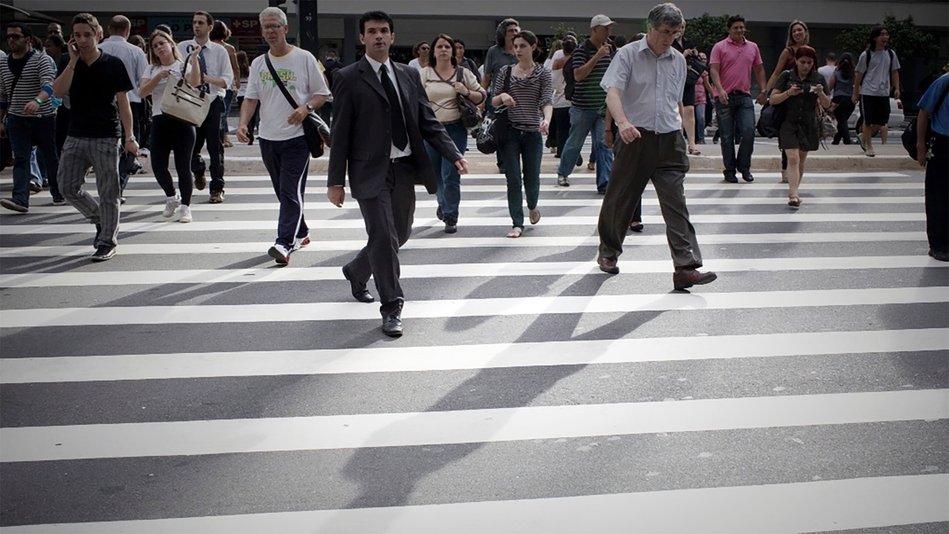 15 peões multados em menos de 24 horas por atravessarem rua fora da  passadeira - Sociedade - Correio da Manhã