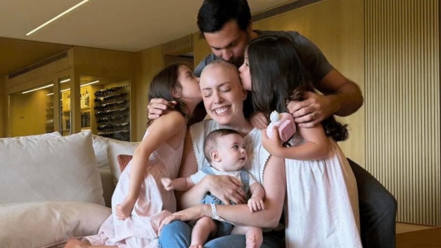 Fabiana Justus aproveita com a família antes de retornar ao tratamento contra leucemia