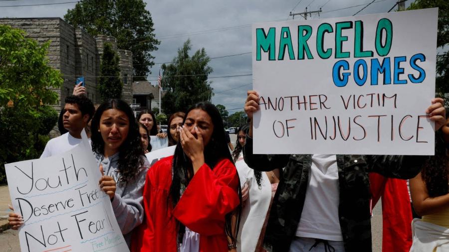 Colegas de classe de Marcelo Gomes da Silva protestam contra sua detenção por agentes de imigração em Milford, no estado de Massachusetts, no domingo (1º) - Colegas de classe de Marcelo Gomes da Silva protestam contra sua detenção por agentes de imigração em Milford, no estado de Massachusetts, no domingo (1º) -