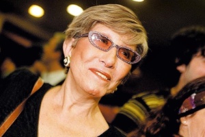 A atriz Ruth Escobar na apresentação de "Na Mira do Gordo", com Jô Soares, em 2004 - Greg Salibian - 12.jun.2004/Folhapress
