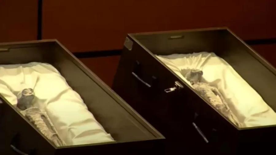 Segundo o ufólogo Jaime Maussan, os corpos mumificados, apresentados em caixões com tampas de vidro, têm 1.000 anos; Peru negou se tratar de aliens