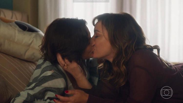 Clara (Regiane Alves) e Helena (Priscila Sztejnman) se beijam em "vai na Fé"