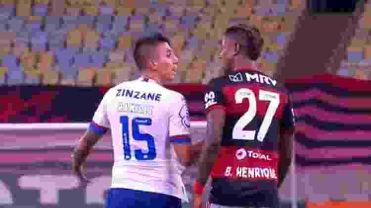 Bruno Henrique, do Flamengo, e Ramírez, do Bahia, discutem - Reprodução / TV Globo - Reprodução / TV Globo