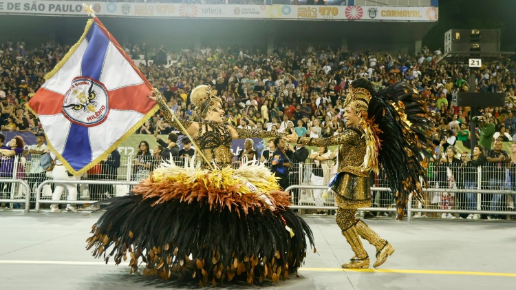 Casal de mestre-sala e porta-bandeira da Estrela do Terceiro Milênio, campeã do Grupo de Acesso do Carnaval de São Paulo 2024, no Desfile das Campeãs