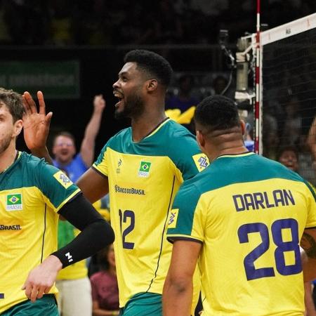 Jogadores do Brasil comemoram ponto no jogo contra a Argentina na Liga das Nações masculina de vôlei