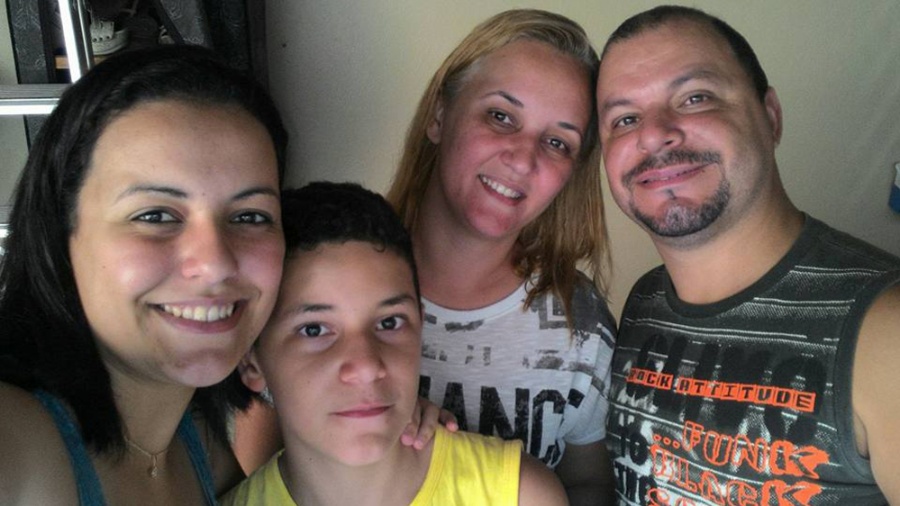 Familia Gonçalves aparece junta em foto de álbum da família: pai, mãe e filho foram assassinados e filha é uma das principais suspeitas - Reprodução