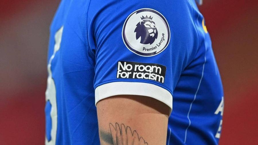 Mensagem contra o racismo na camisa do Brighton, em partida do Campeonato Inglês - Michael Regan/AFP
