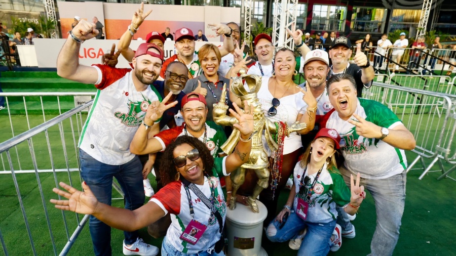 Festa dos integrantes da Mocidade Alegre, bicampeã do Carnaval de São Paulo