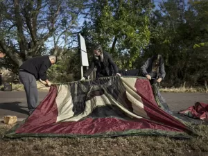 Famílias improvisam acampamentos em rodovias para vigiar suas casas 