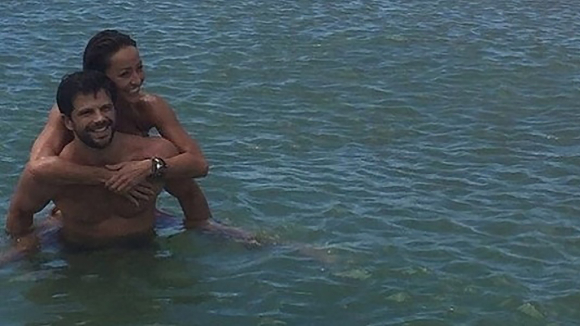 Duda Nagle posta foto romântica com apresentadora Sabrina Sato na praia em rede social - Reprodução/Instagram/@dudanagle_