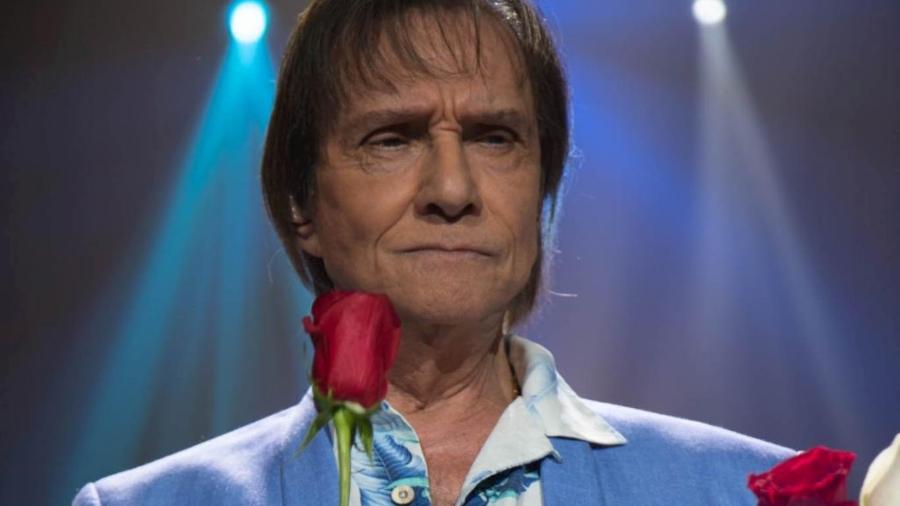Roberto Carlos joga as tradicionais rosas sem nenhuma animação em show - Beatriz Damy/AgNews