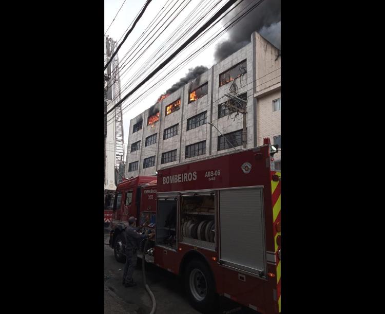 Incêndio foi registrado em prédio comercial na rua Dr. João Alves de Lima, no bairro do Brás