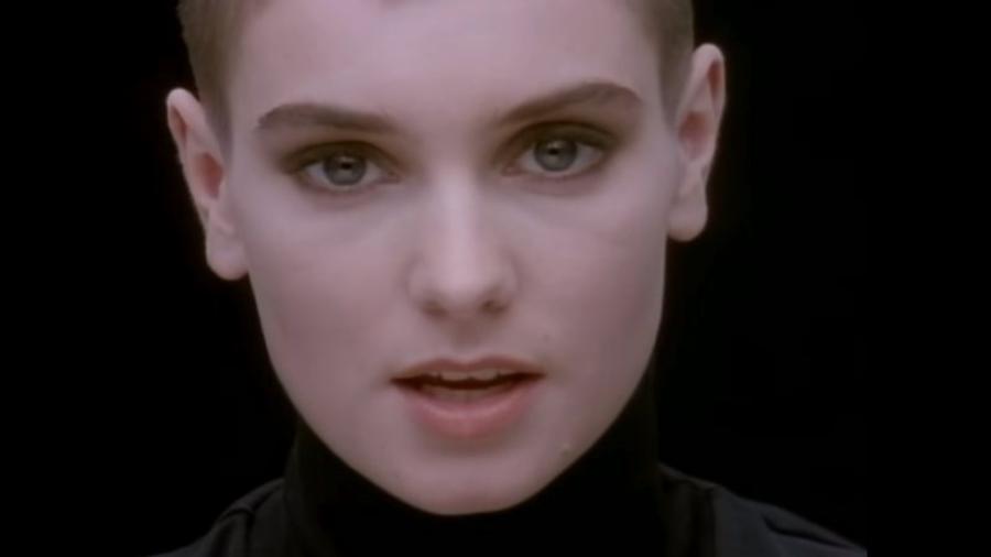 Imagem de Sinéad O'Connor no clipe Nothing Compares 2U (2017)