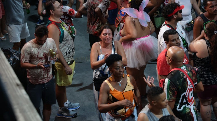 Torcedores da Mocidade Alegre felizes na quadra da escola de samba em SP