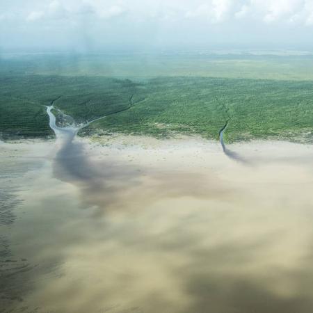 A foz do rio Amazonas, na costa do Brasil e da Guiana Francesa