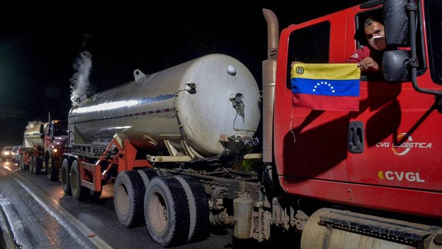 Caminhoneiro venezuelano segura a bandeira do seu país ao chegar a Manaus com oxigênio - Marcio James/AFP