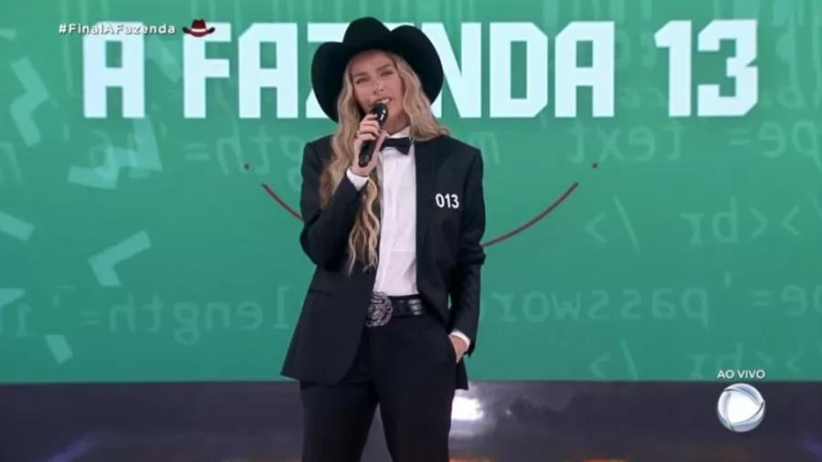 Adriane Galisteu segue na apresentação do reality show - Reprodução/PlayPlus