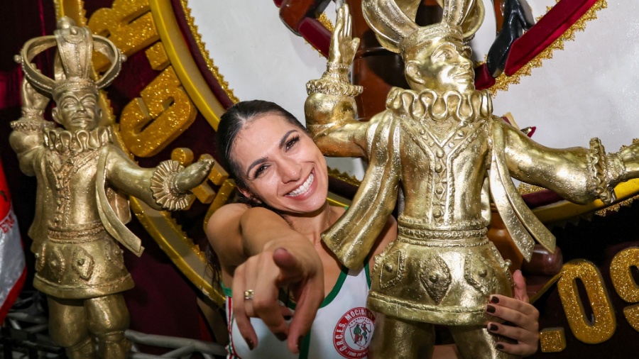 Aline Oliveira mostra o troféu da Mocidade Alegre