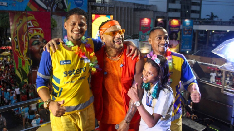 Parangolé se apresenta em segundo dia de Carnaval em Salvador