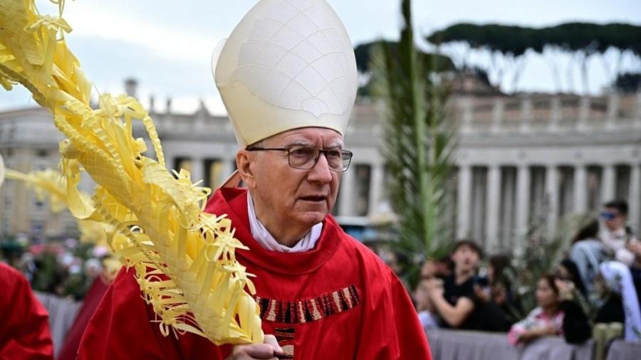O cardeal Pietro Parolin, um dos cotados para assumir o pontificado, durante missa na Praça de São Pedro - Tiziana FABI/AFP