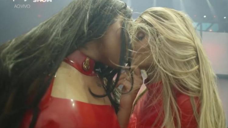Ludmilla e Brunna Gonçalves protagonizaram beijão em palco do The Town