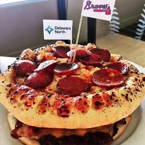 O Burgerizza, servido no estádio de beisebol dos Atlanta Braves - Divulgação/instagram/mlbfood