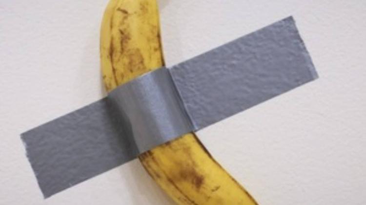 'Comedian', obra do artista visual Maurizio Cattelan, tem banana colada em parede