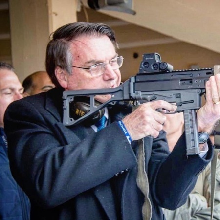 01.04.2019 - Bolsonaro publica foto com arma e critica desarmamento durante visita a Israel - Reprodução/Instagram