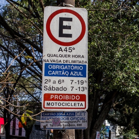 Área de Zona Azul para estacionamento na rua Teodoro Sampaio, em Pinheiros, São Paulo - Felipe Gabriel/Folhapress