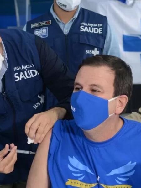 O prefeito do Rio, Eduardo Paes, foi vacinado contra a covid-19 na quadra da Portela - Imagem: Jorge Hely/Framephoto/Estadão Conteúdo