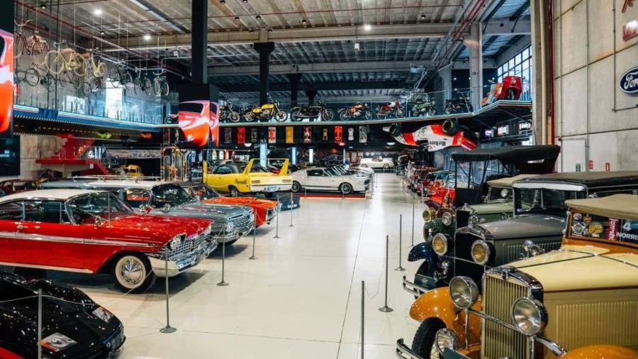 Dream Car Museum conta com exposição de mas de 140 carros antigos em São Roque, no interior de SP