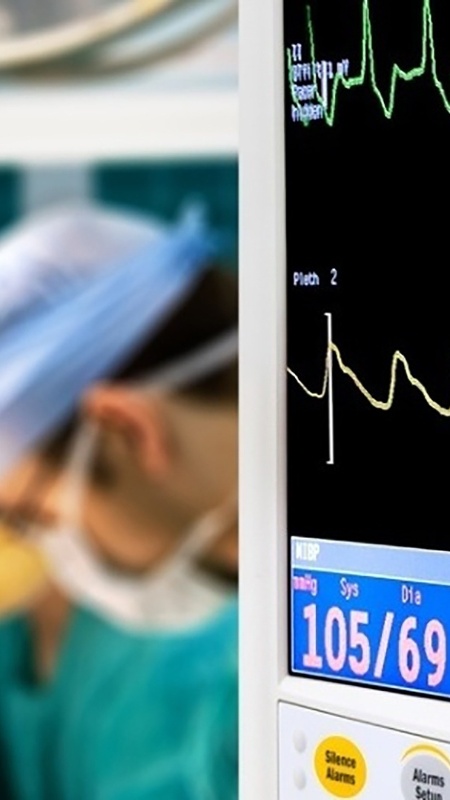 Mídia indoor, saúde, hospital, fila, médico, medicina, cirurgia, tratamento, procedimento, operação, operar, clínica, doença, emergência, instrumento, luva, vida, máscara, monitor, monitorar, profissão, cirurgião, coração, cardiograma, doutor - Shutterstock