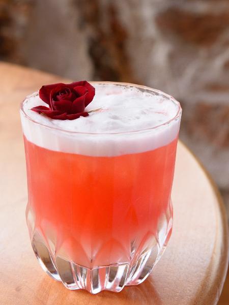 Hibisco Pisco Sour, drinque do restaurante Tanit, em São Paulo - Divulgação